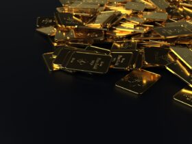 Fine gold bars 10 Oz on the table.